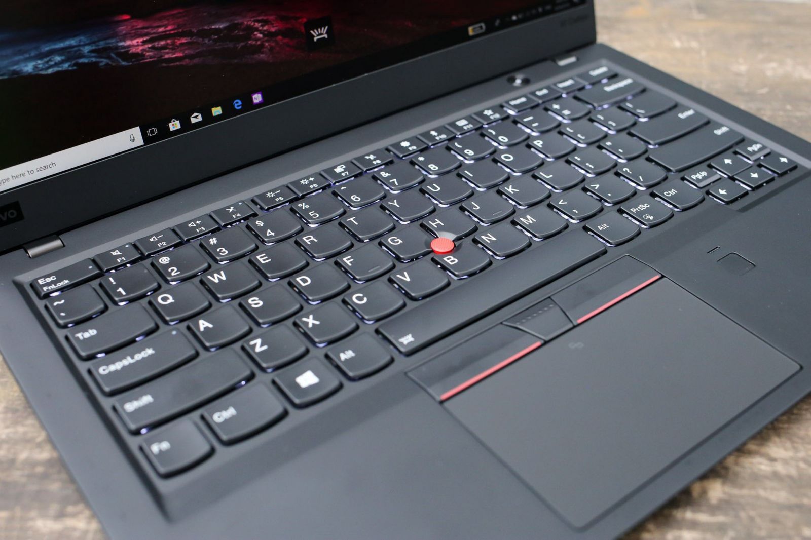 X1 Carbon Gen 6 i7 8650U/ Ram 16G/ SSD/ Full HD/ Gập 180 độ/ Siêu Mỏng/ Giá rẻ