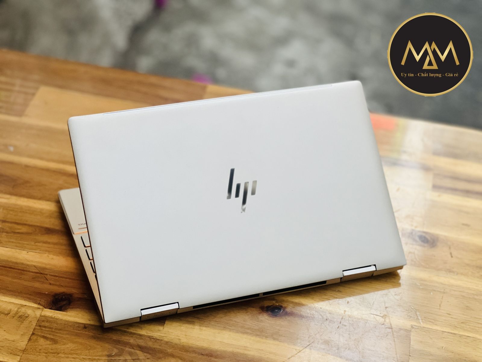 laptop-cu-mau-vang-hong