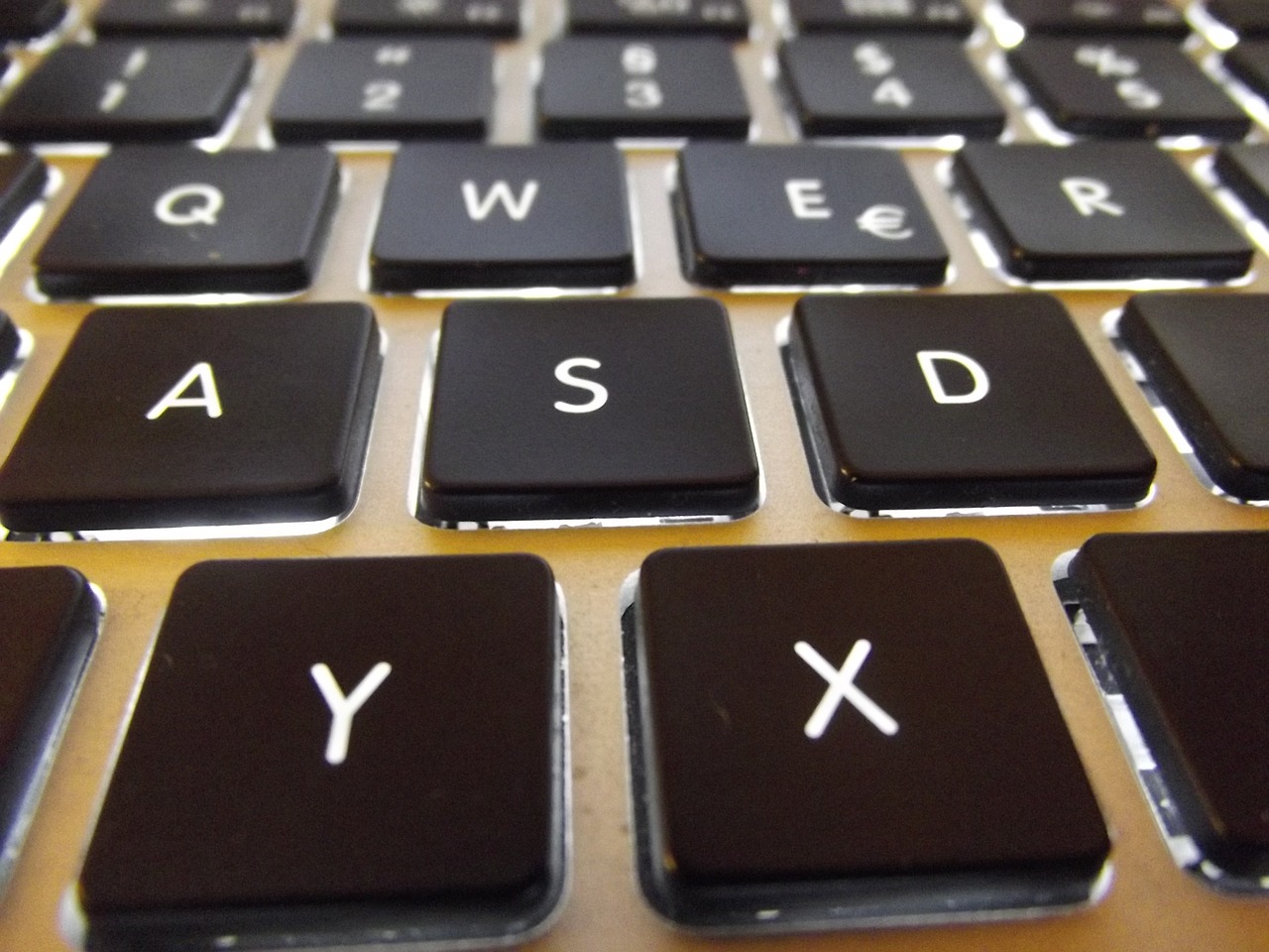 MUA LAPTOP CŨ GIAO HÀNG TẬN NƠI UY TÍN GIÁ RẺ QUẬN 10