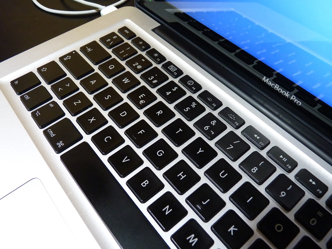 MUA LAPTOP CŨ GIAO HÀNG TẬN NƠI UY TÍN GIÁ RẺ QUẬN TÂN PHÚ