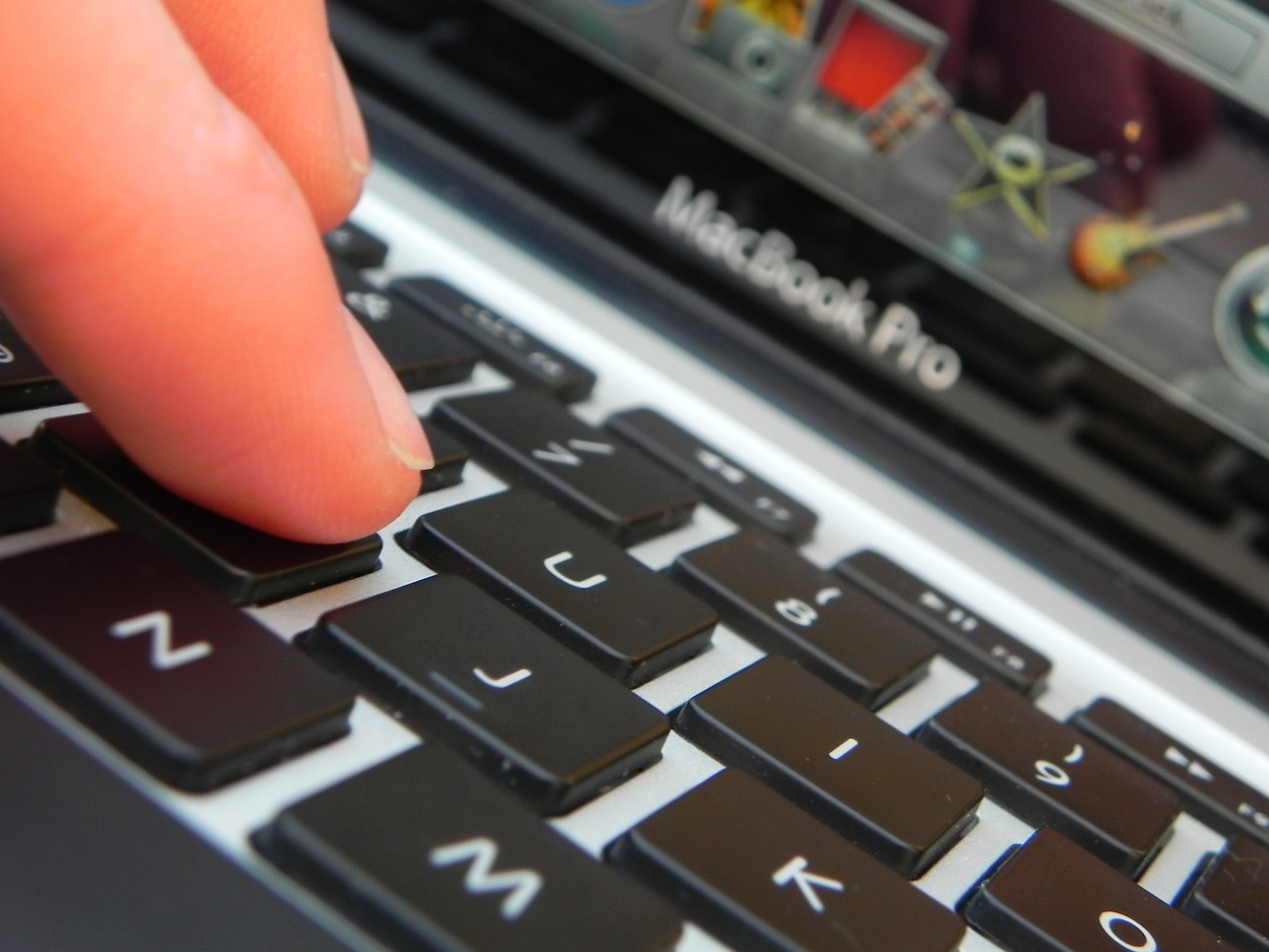 MUA LAPTOP CŨ GIAO HÀNG TẬN NƠI UY TÍN GIÁ RẺ QUẬN BÌNH TÂN